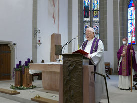 Bischof Dr. Michael Gerber besucht St. Crescentius (Foto: Karl-Franz Thiede)